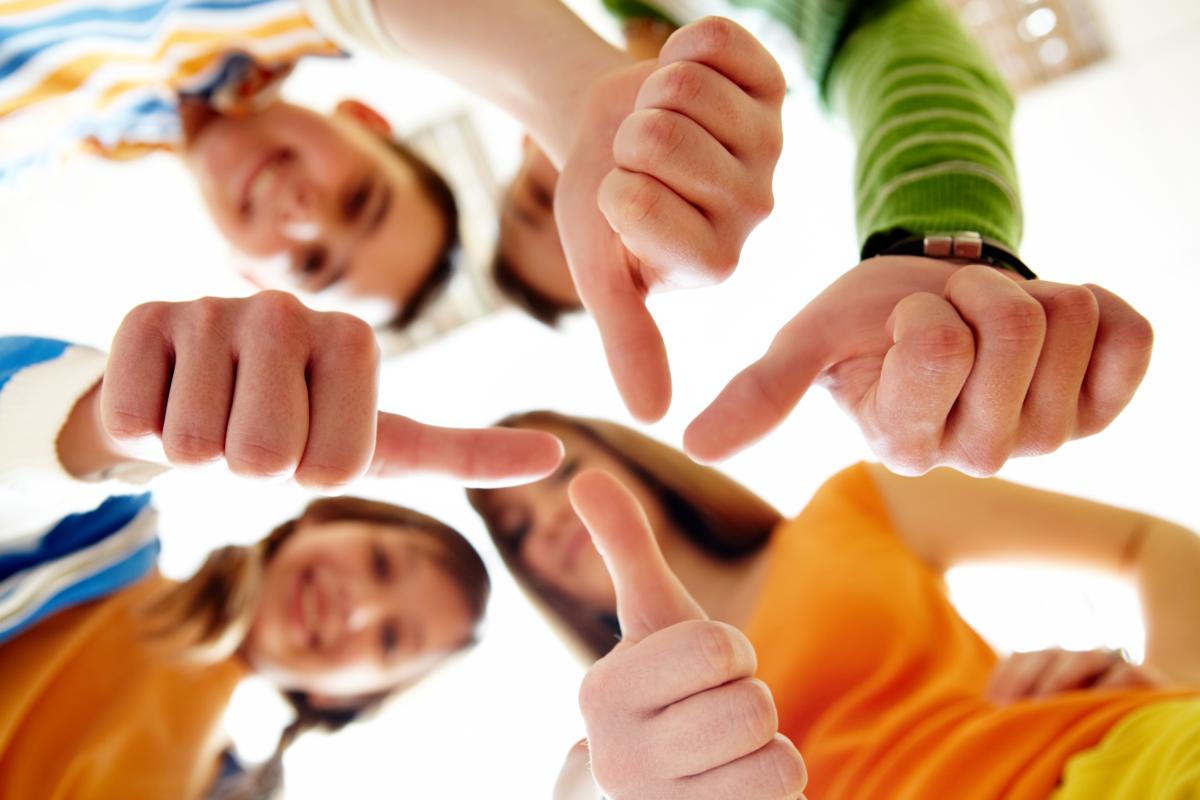gluckliche-gruppe-freunde-mit-den-daumen-oben | Foto: pressfoto/freepik.com gluckliche-gruppe-freunde-mit-den-daumen-oben | Foto: pressfoto/freepik.com