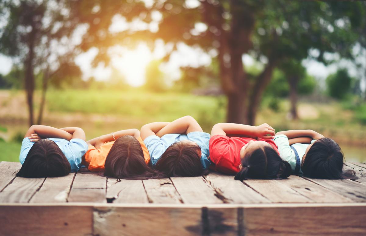 gruppe-kinderfreundarm-um-das-zusammen-sitzen | Foto: jcomp gruppe-kinderfreundarm-um-das-zusammen-sitzen | Foto: jcomp