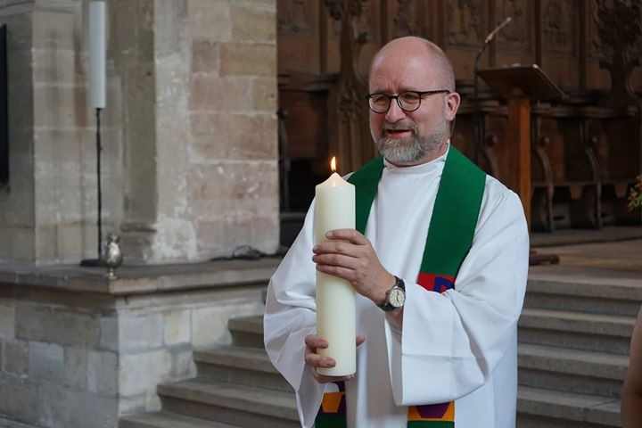 Bild von Dompfarrer Bernhard Halver mit Osterkerze im Dom