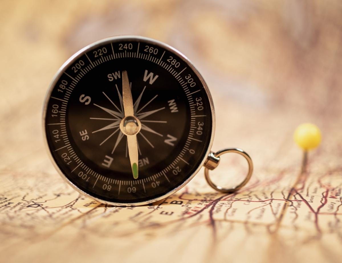 ansicht-der-weltreisekarte-mit-kompass